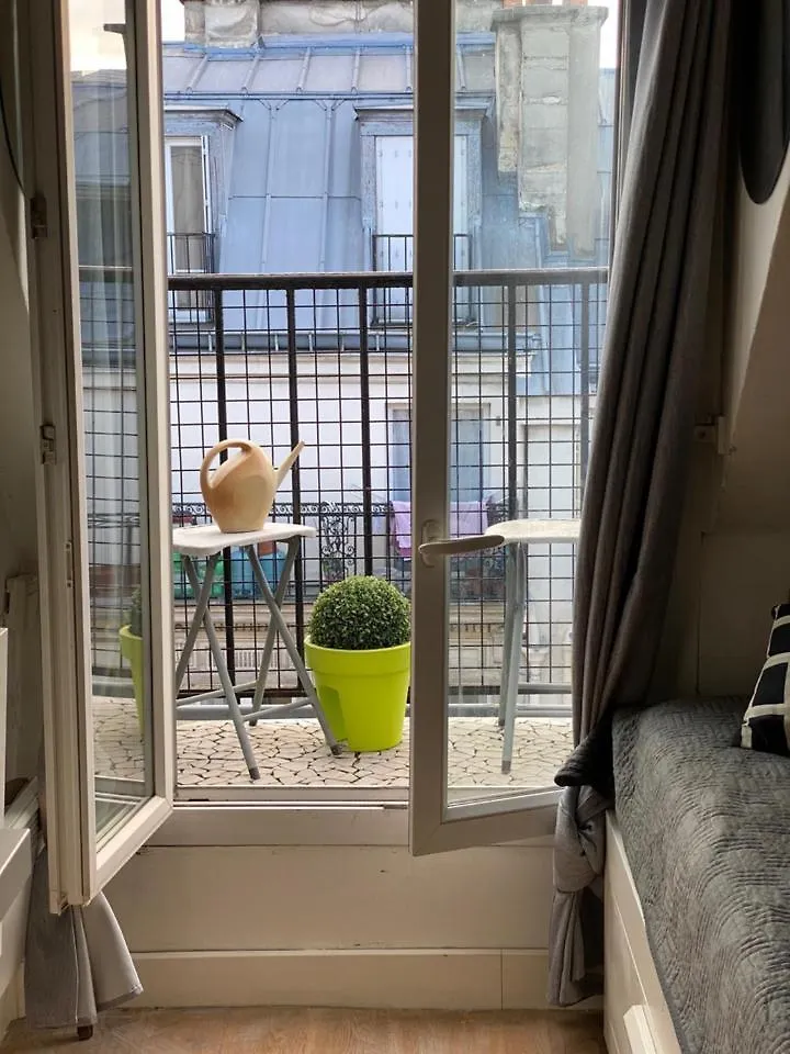 פריז Belleville Nest 0*,